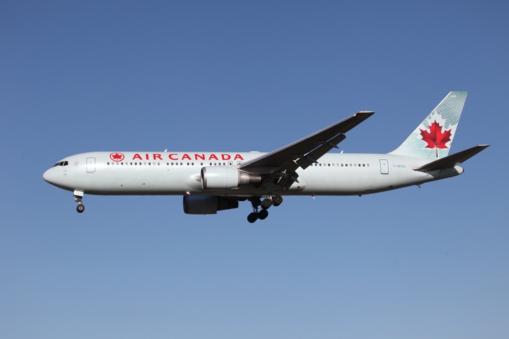 Einer von mehreren täglichen Flügen der Air Canada nach LHR brachte mir diese Boeing 767-300 vor die linse.