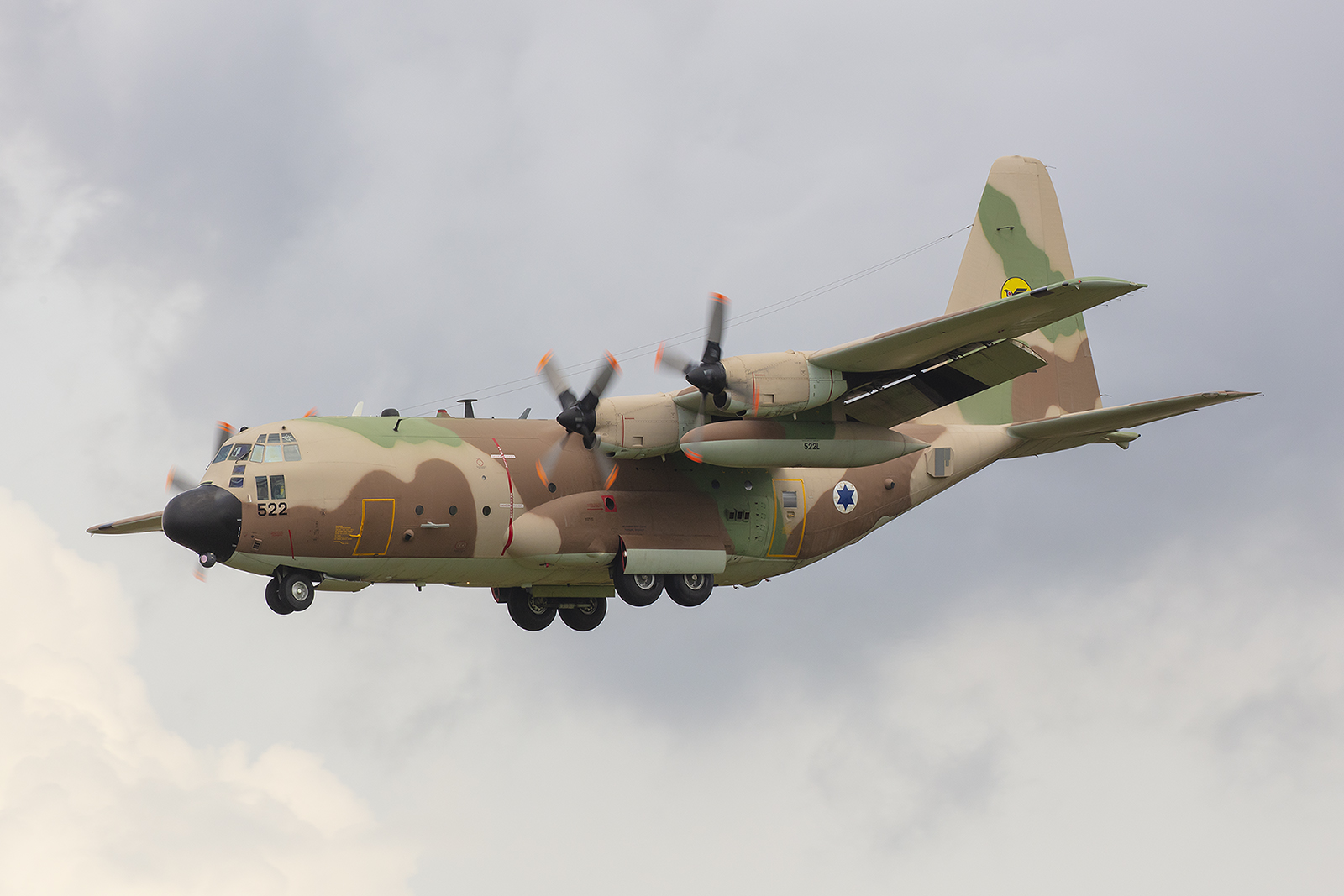 Die erste Landung des Tages, eine C-130H Karnaf