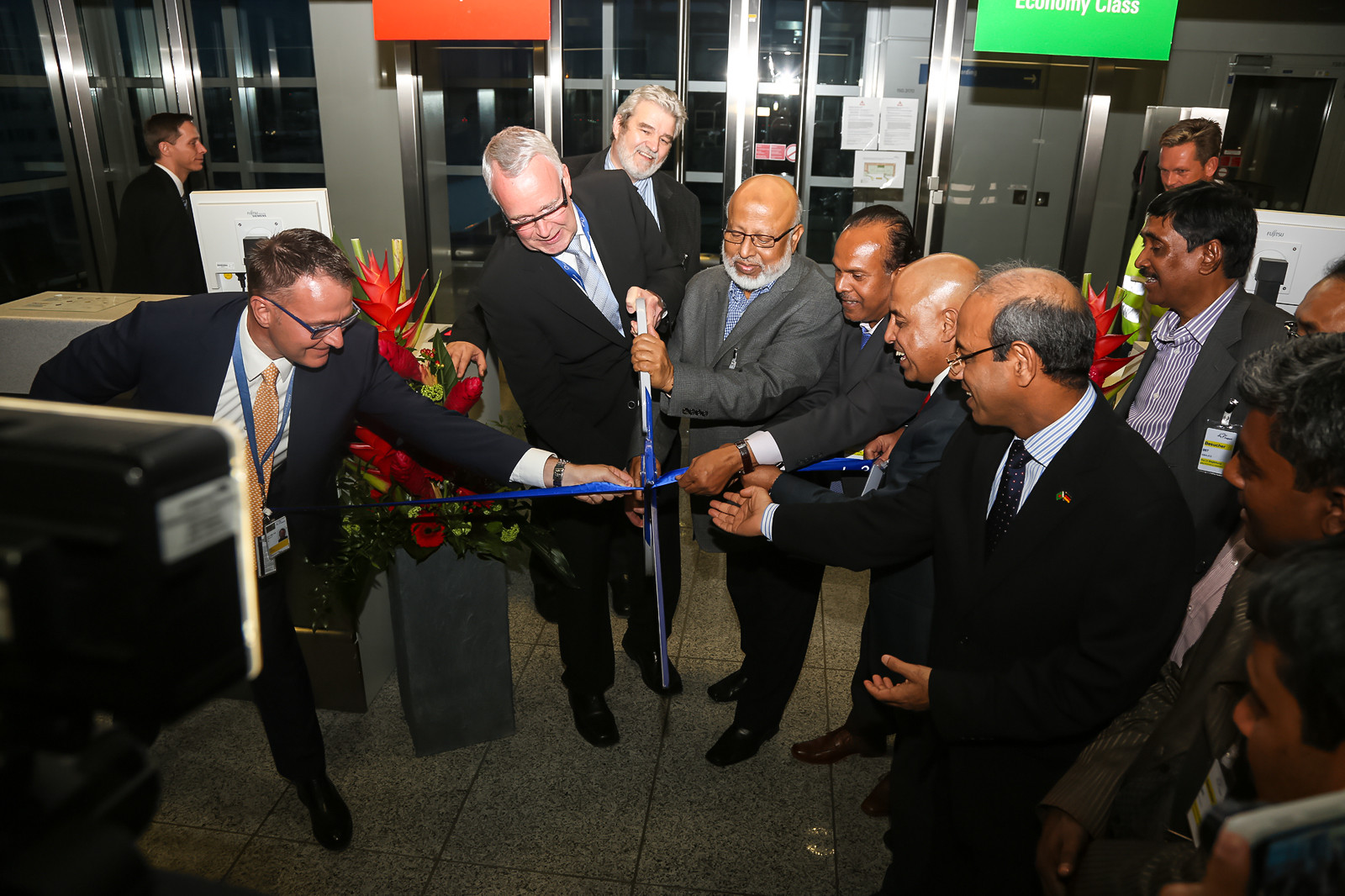 Peter Schmitz und Air Marshal Jamal Uddin Ahmed durchtrennen das symbolische blaue Band zur offiziellen Eröffnung.