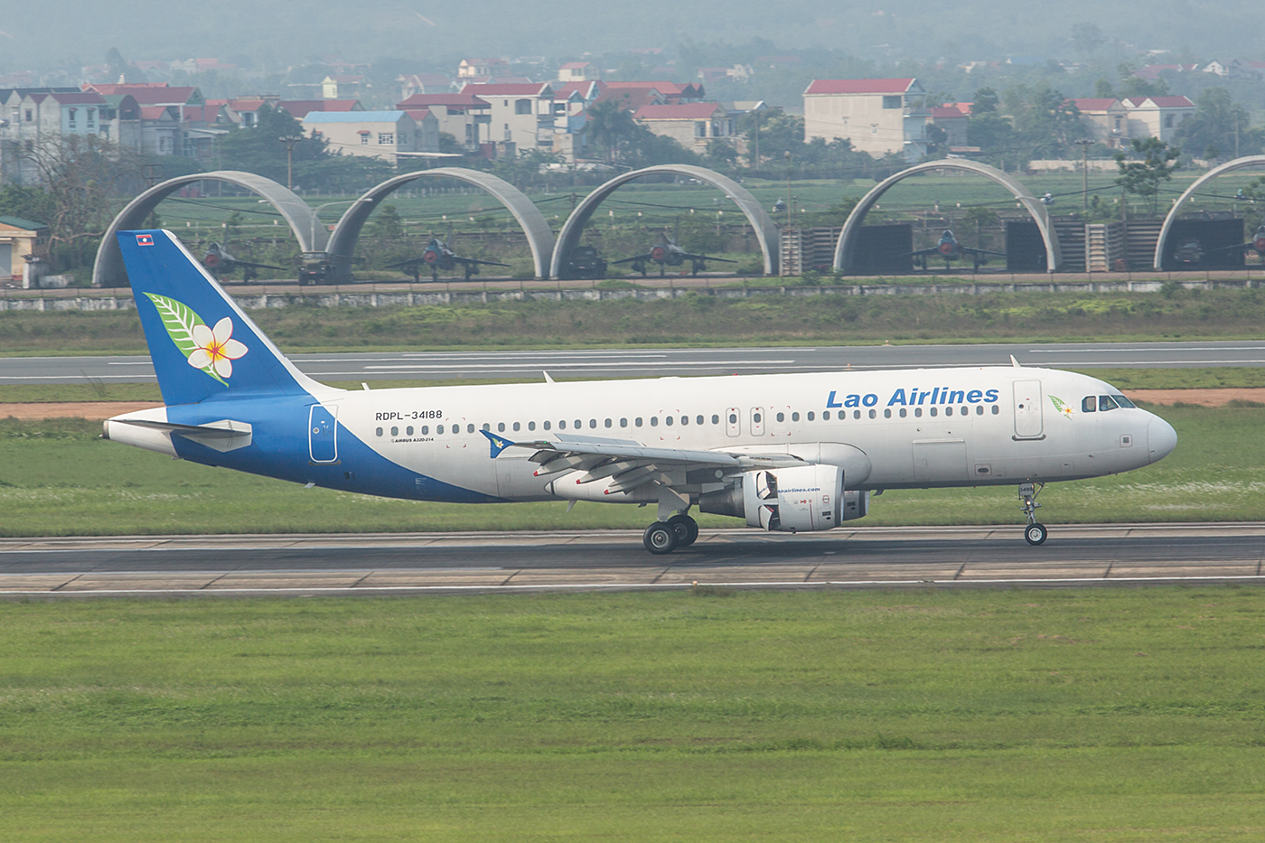 Lao Airlines aus dem Nachbarland im Westen.