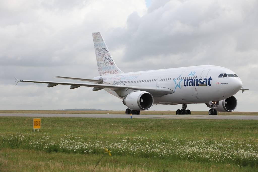 Air Transat A 310 in den neuen Farben.