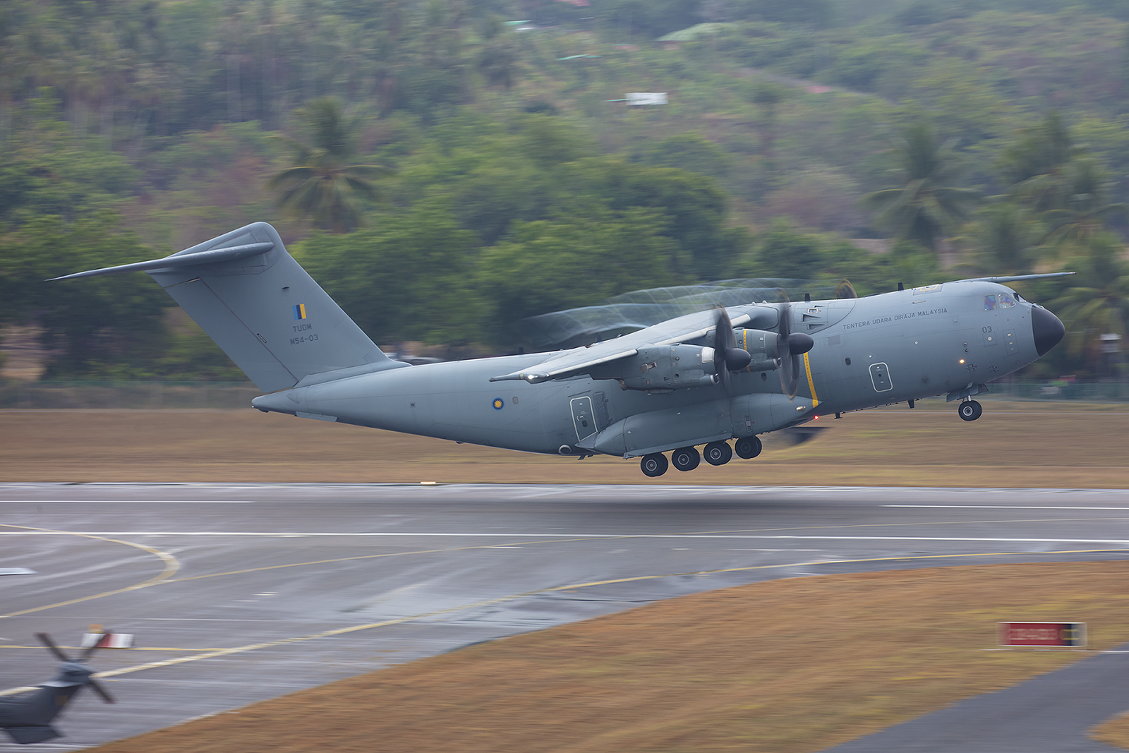 Ein Airbus A400m fliegt zurück nach Kuala Lumpur.