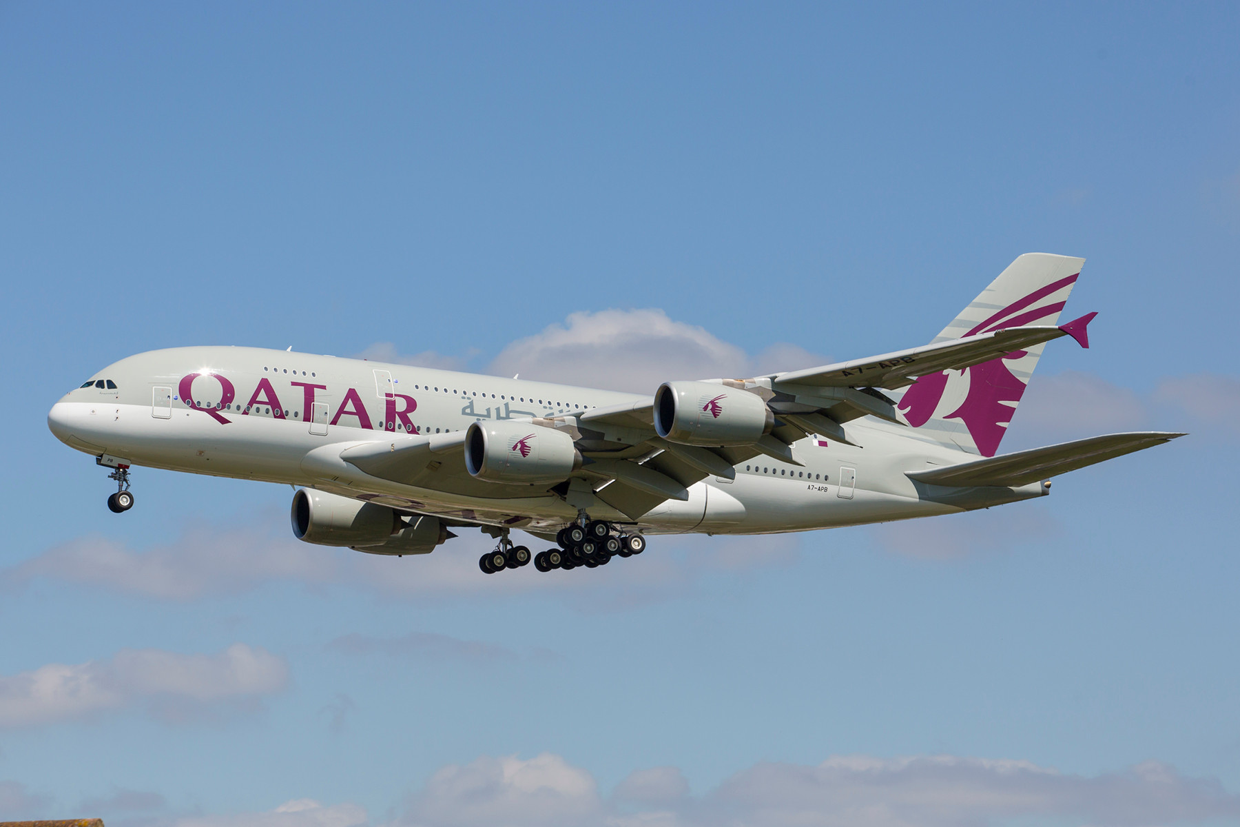 Qatar Airways fliegt neben der A 319 mit voller Business Class Bestuhlung ebenfalls mit einer A 380 am Tag nach London.