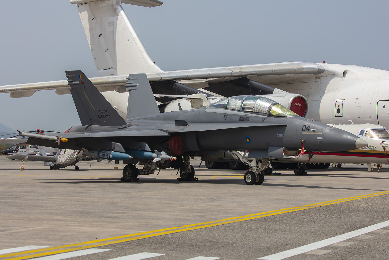 F/A-18 voll beladen.