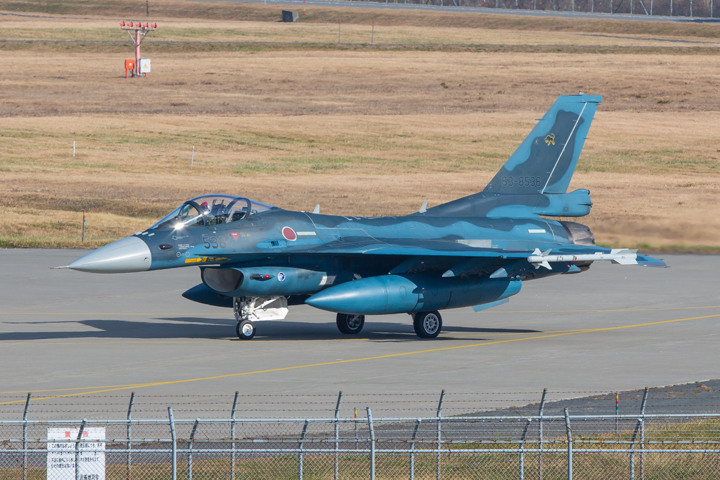 F-2A der 38 "Panthers" am QRA-Shelter.