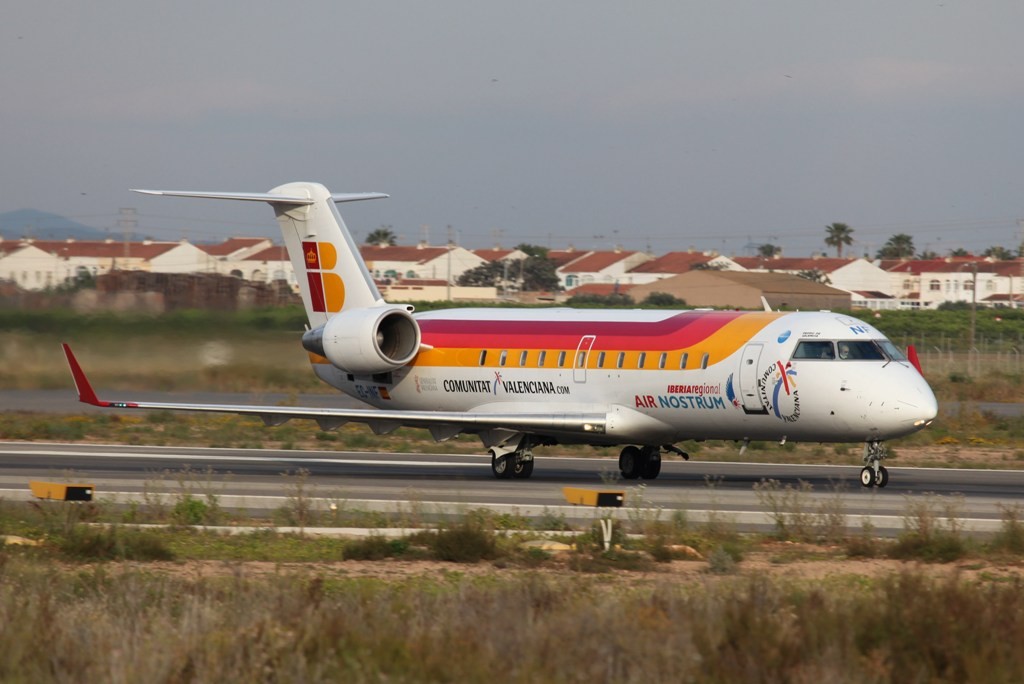 Nachmittags wird es dann zivil, wie hier ein CRJ der Iberia.