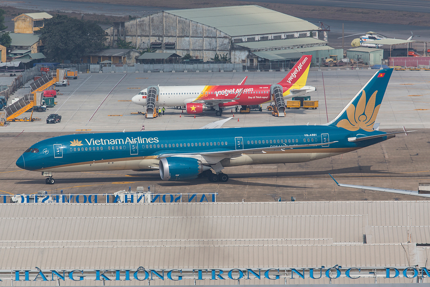 Die VN-A861 rollt ans Domesticterminal.