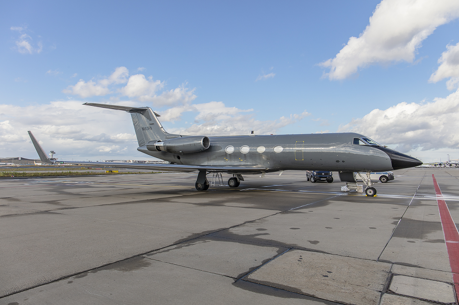 Ein ganz spezieller Flieger ist diese Gulfstream IV. Mit ihr können selbst Ebolapatienten gefahrlos transportiert werden.