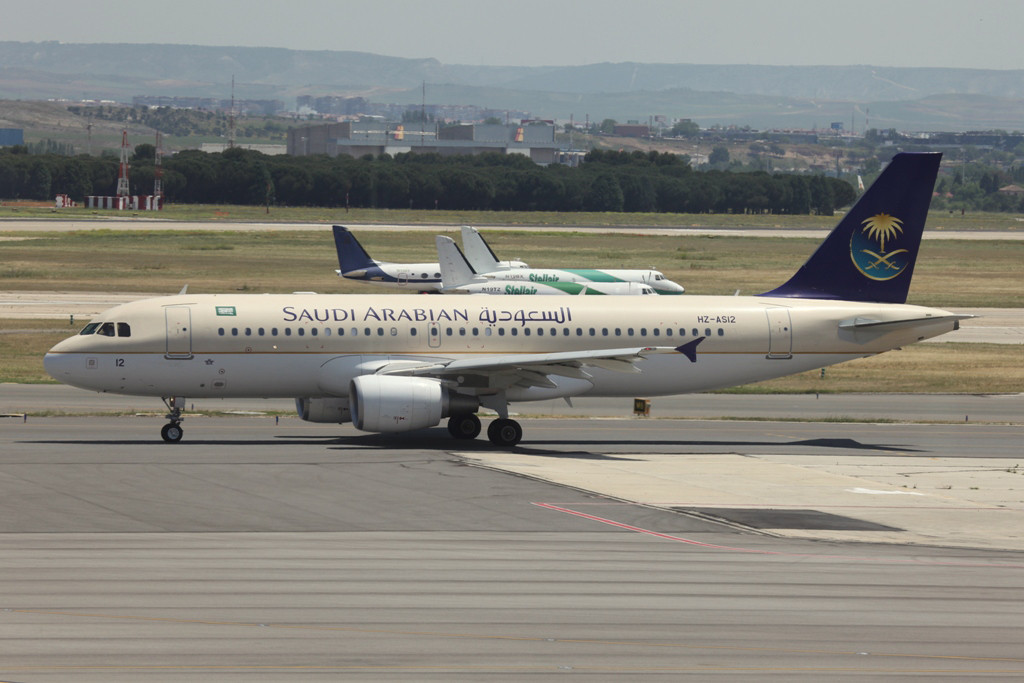 Aus Riad kommt Saudi Arabian Airlines mit A 320.