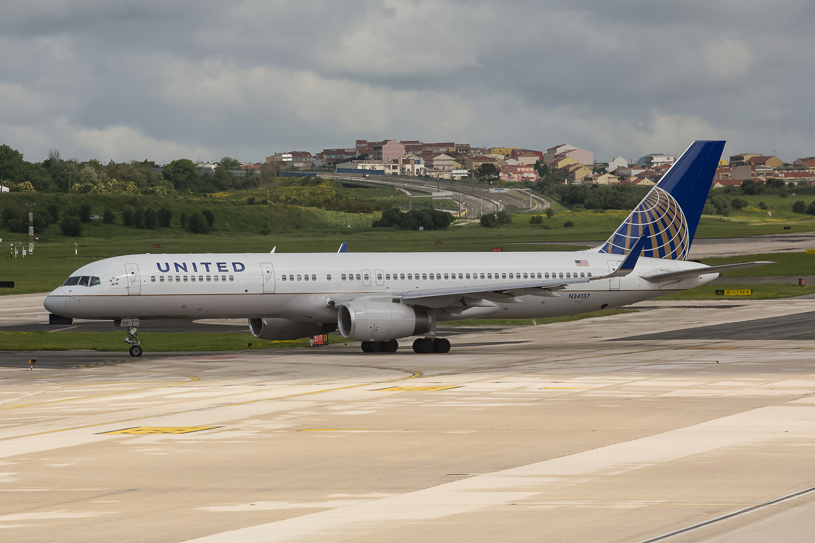 Die amerikanischen Airlines fliegen mit Boeing 757-200 nach Portugal, hier die United.