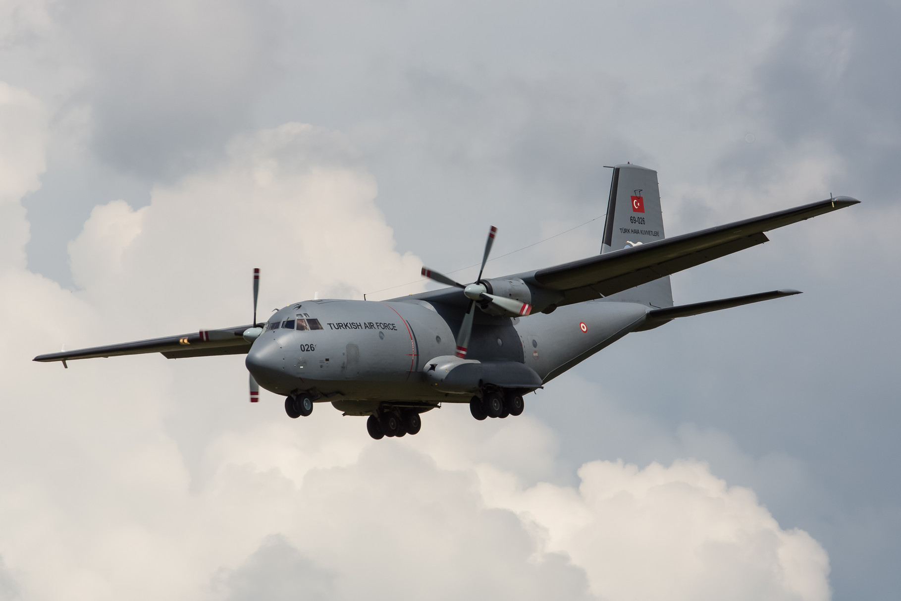 Eine Transall der türkischen Luftwaffe landet um das Bodengerät aufzunehmen.