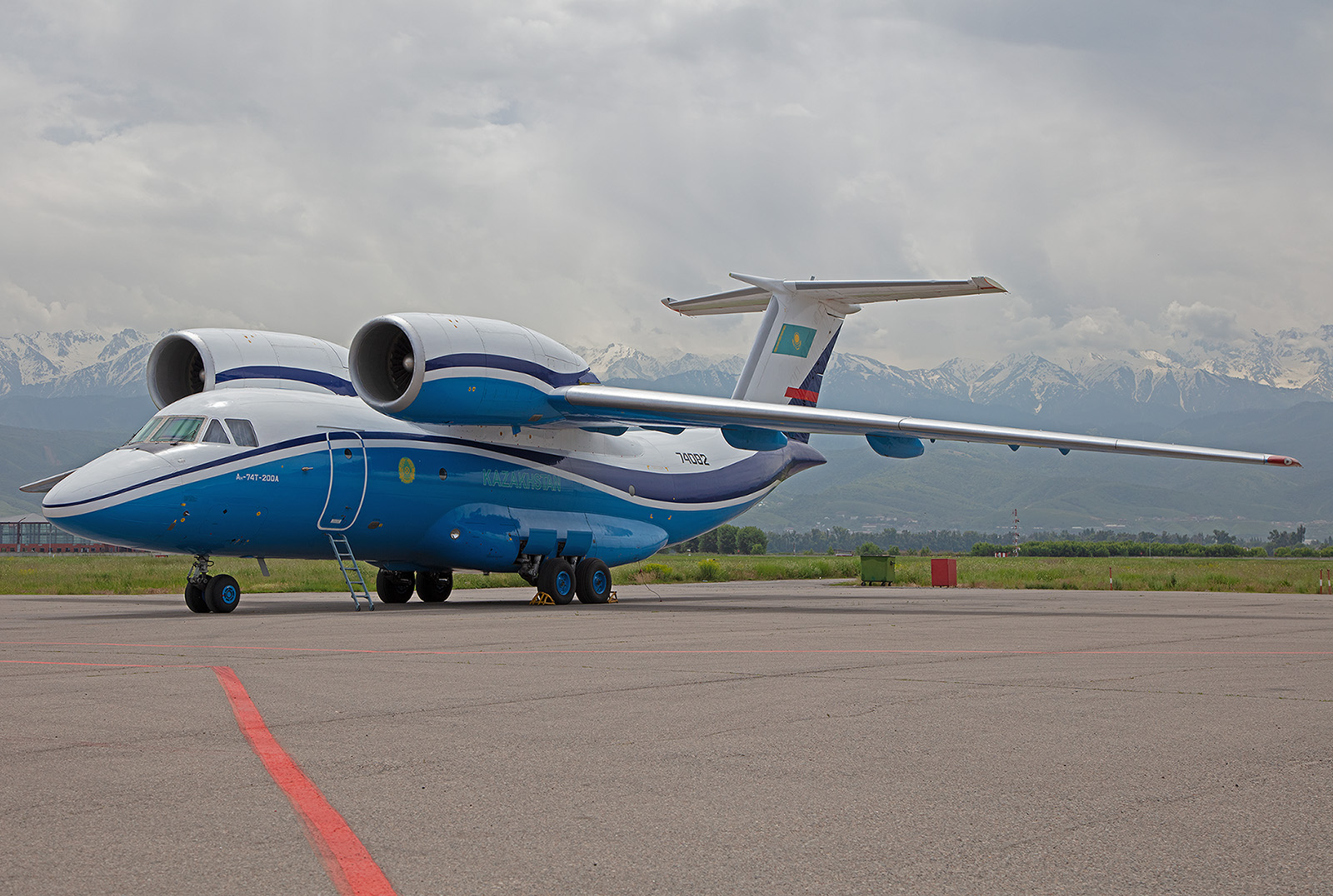 Vor den Bergen parkte diese Antonov An 74T, ebenfalls im Dienst der Luftwaffe.