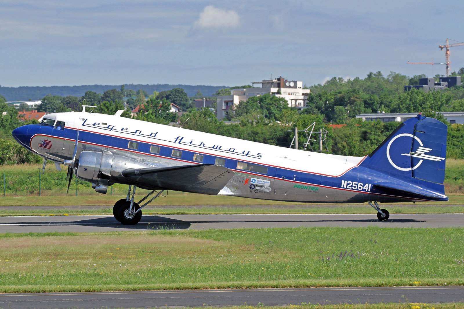 N25641 - Legend Airways schickte ihre “Liberty”, eine Douglas DC-3C zu den Feierlichkeiten zum 70. Jahrestag der Luftbrücke. Das Flugzeug wurde von der Douglas Aircraft Corp. in Long Beach als eine C-47-DL gebaut, sie rollte am 11. Februar 1943 vom Band.