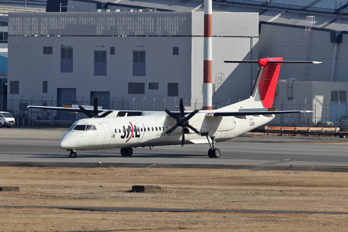 Dash 8-Q400 der Japan Airlines beim line-up auf der hinteren Bahn.