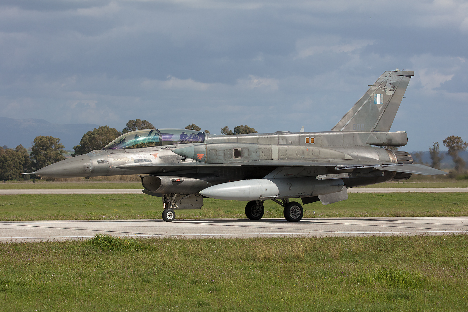 600, General Dynamics F-16D Block 52 der 337 Mira aus Larisa.