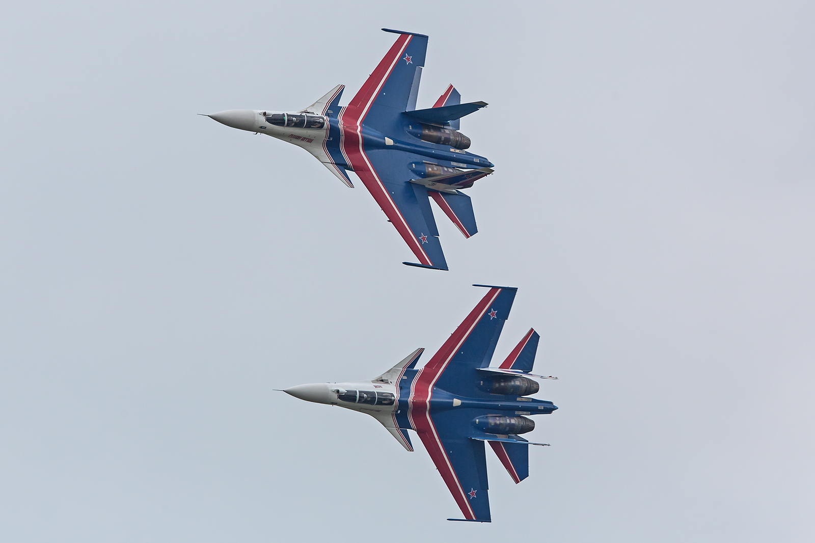 Zwei Su-30 in der Synchronrolle.