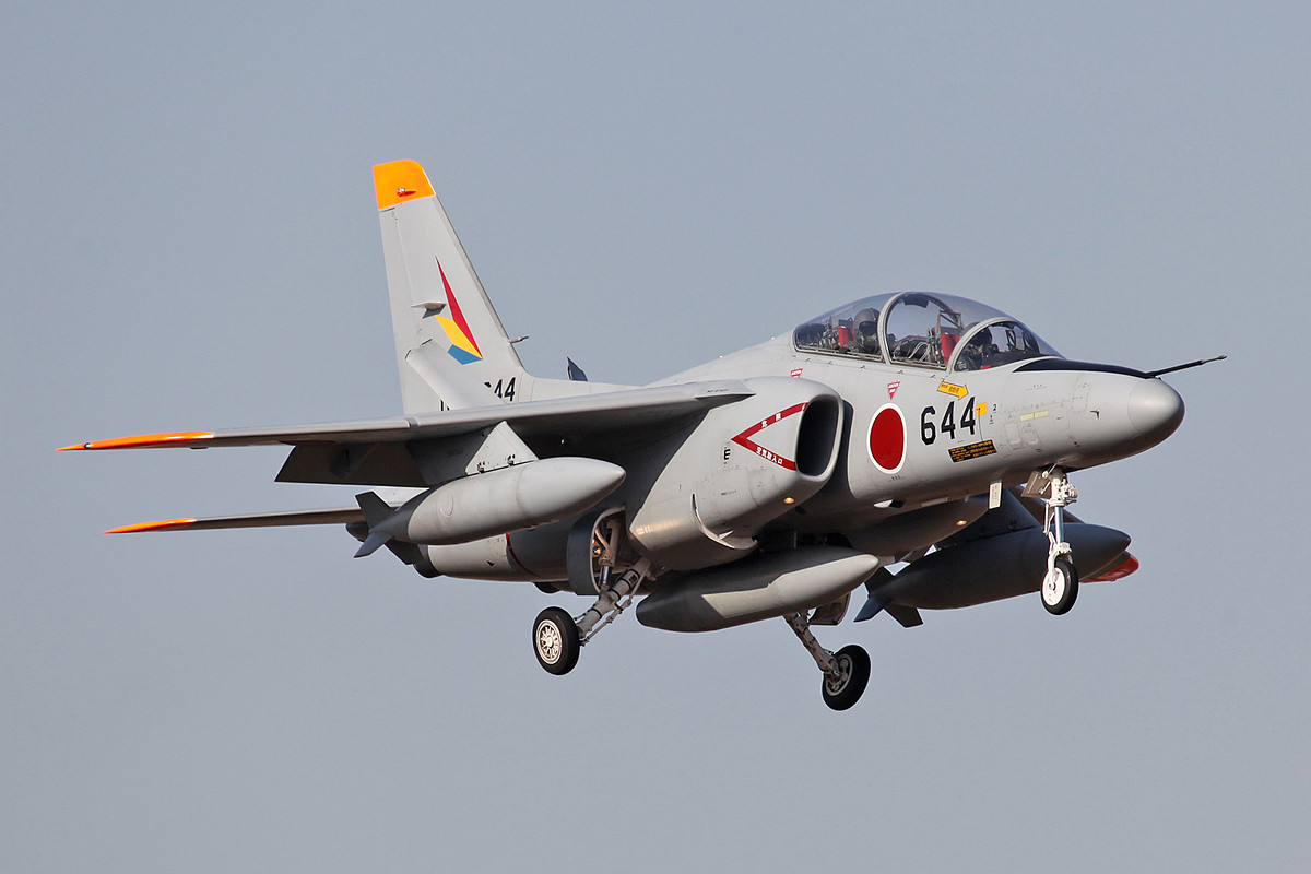 Mit bis zu drei Aussentanks kann  die T-4 ausbestattet werden.