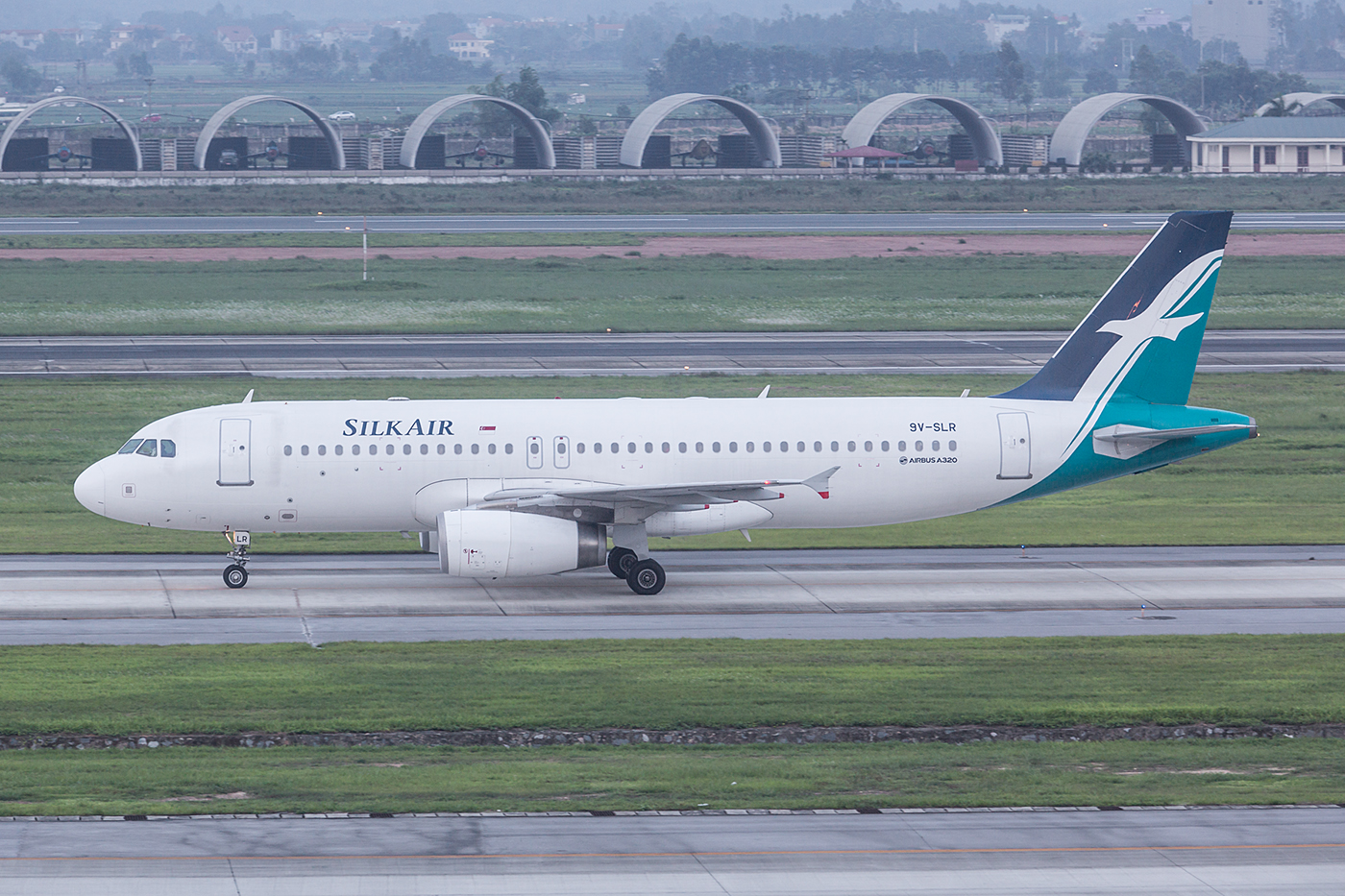 Im letzten Licht kurz vor Sonnenuntergang kam diese mittlerweile seltene A320 der Silkair.