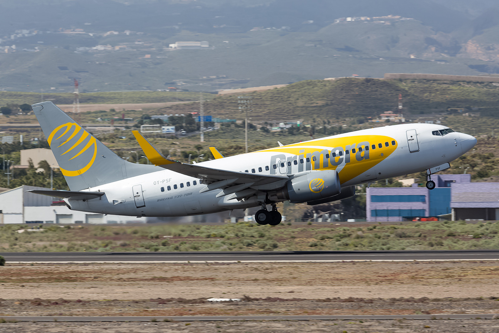 Der dänische Ferienflieger Primera betreibt u.a. diese Boeing 737-7C8, die vorher schon in Afrika und Südamerika im Einsatz war.