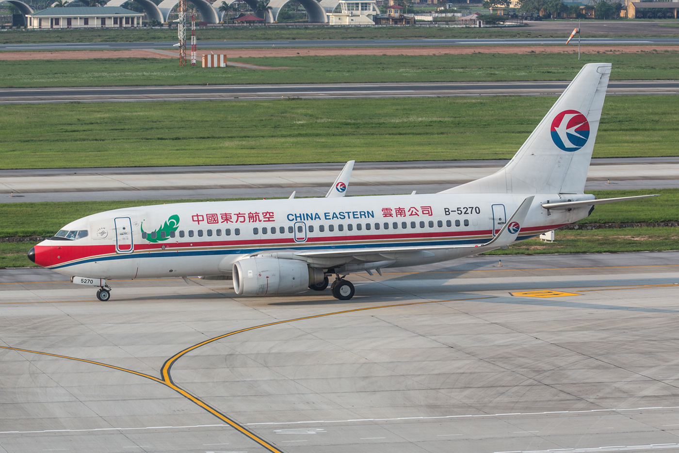 China Eastern mit einer eher sparsamen Sonderlackierung.