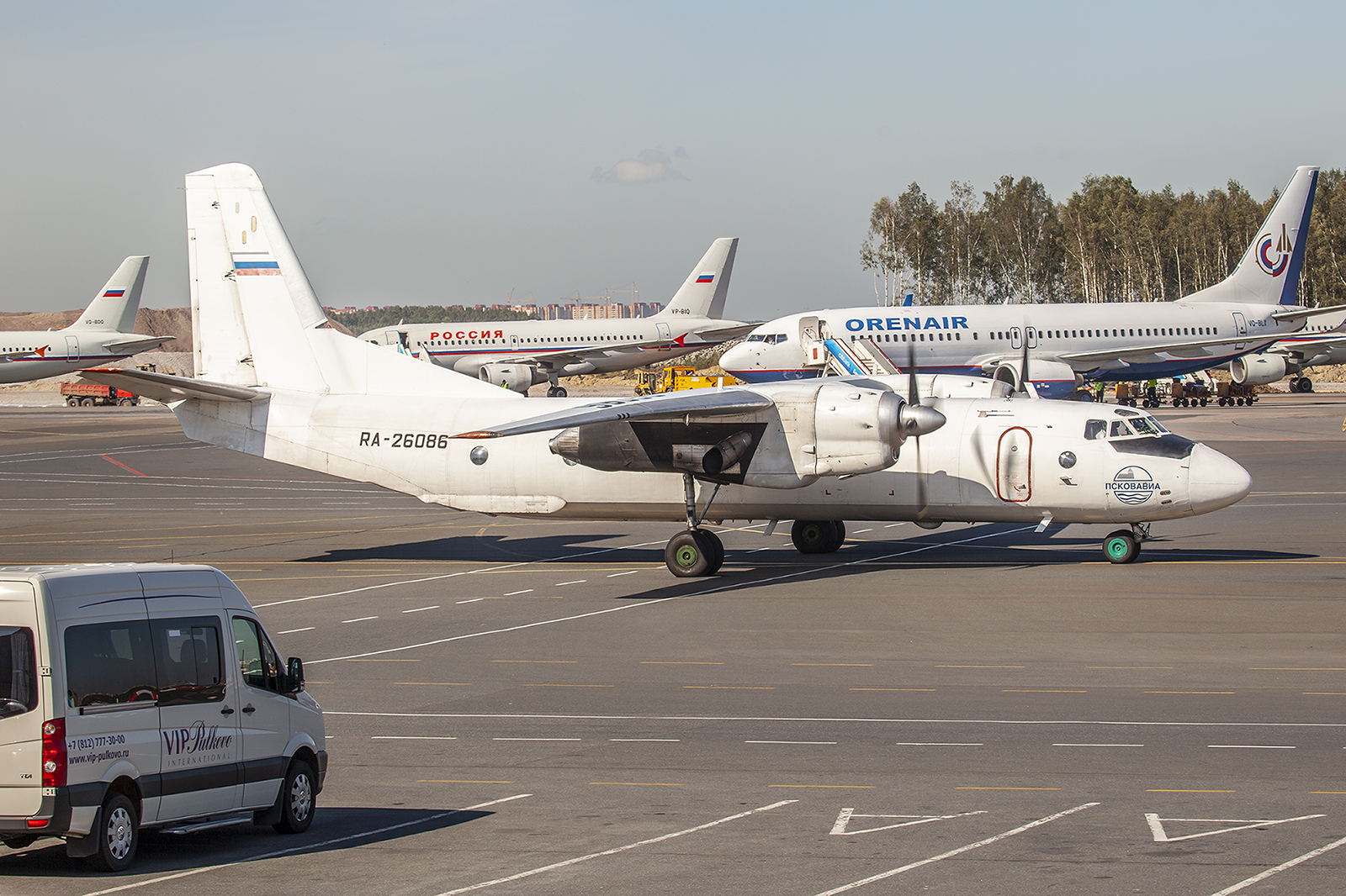 Antonov An-26 der Pskovavia.