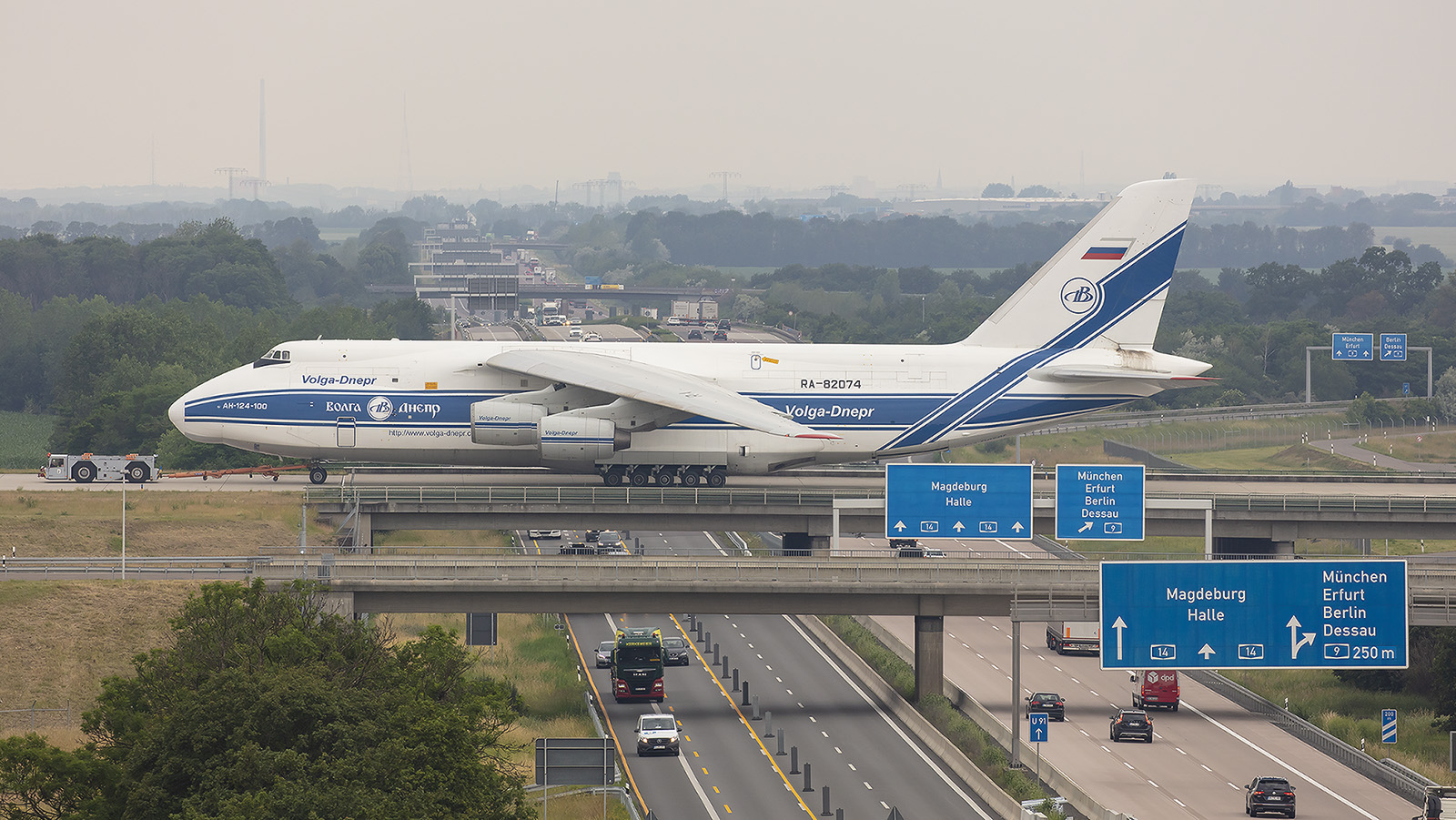 ...........und ganz groß mit der An-124 der Volga-Dnepr Airlines.