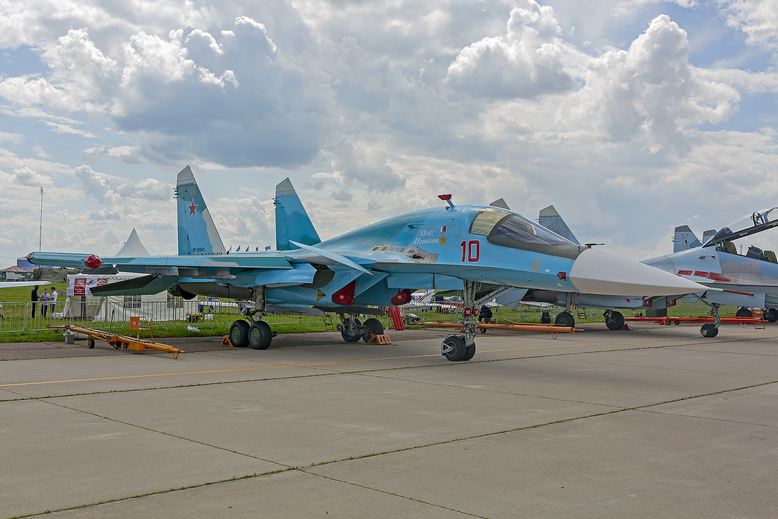Der mittlere Bomber Sukhoi Su-34 im static display