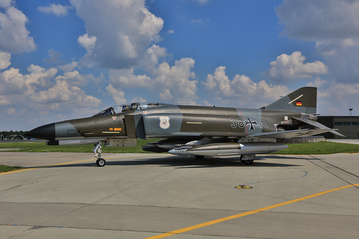 Ihr letzter Flug brachte sie von Wittmund hierher, die 38+10 wird in Neuburg künftig auf dem Sockel stehen.