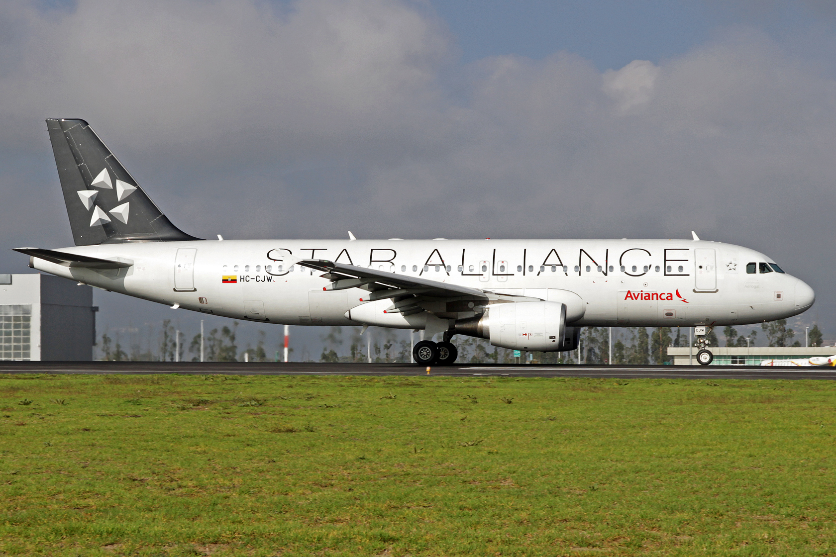 Avianca Ecuador Airbus A320-214 HC-CJW - Durch die kolumbianische Muttergesellschaft ist die Tochter auch Star Alliance Mitglied und zeigt dies stolz mit diesem Airbus.