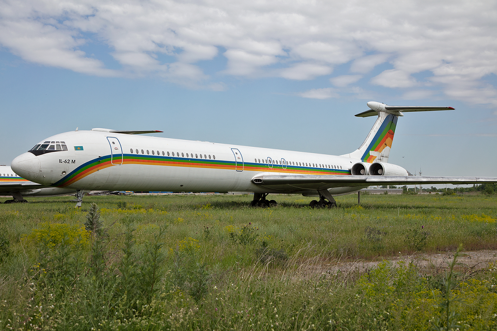 Eine von zwei Kokshetau Avia IL-62M, welche in Almaty abgestellt sind.