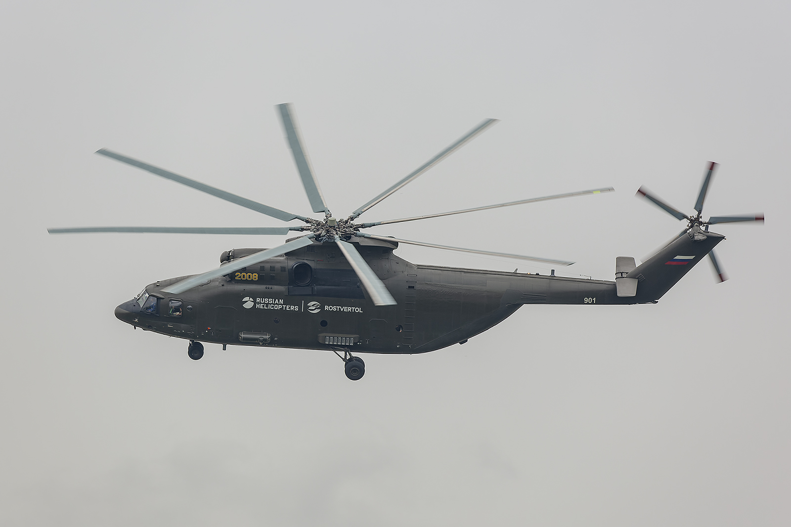 Der größte Serienhubschrauber der Welt, sechs Mann Besatzung und nur unglaubliche 98 Umdrehungen am Hauptrotor in der Standschwebe.