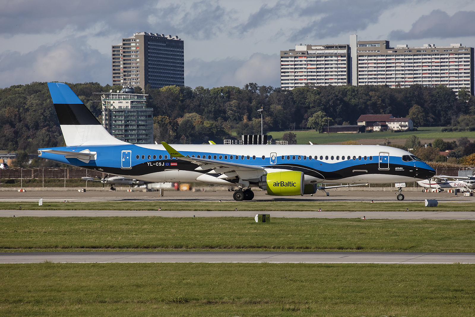 Das Highlight des Tages gleich zu Beginn, YL-CSJ, Airbus A220-300 der AirBaltic in den Nationalfarben von Estland.