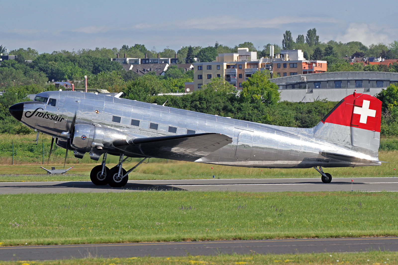 N431HM - Diese Douglas DC-3C wurde 1942 als eine C-47A-45-DL (c/n 09995) von Douglas in Long Beach gebaut. Von 1987 bis 2004 wurde sie von der schweizerischen Classic Air unter Kennung HB-ISC betrieben und ging danach an den "Verein Freunde der Swissair".