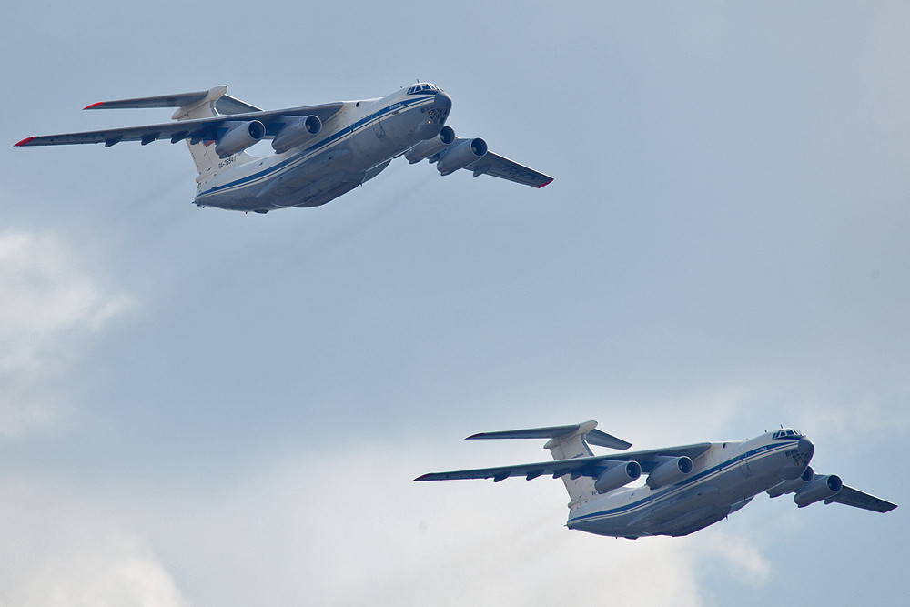 Zwei IL-76 aus der Formation