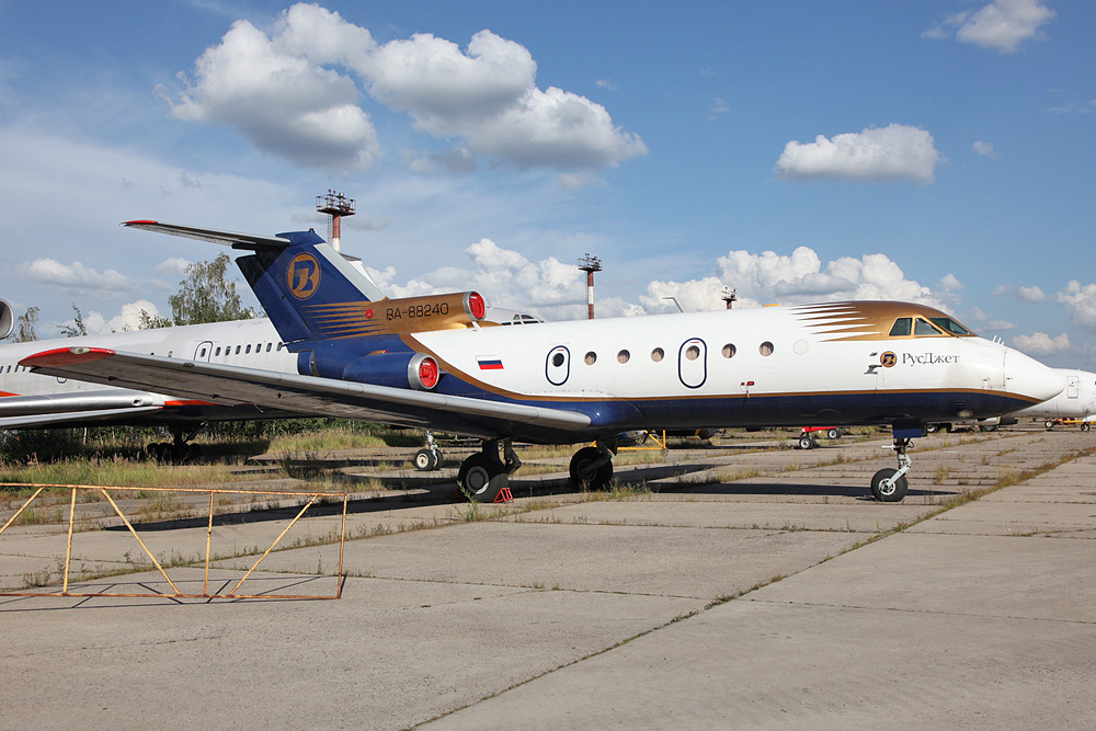 Noch eine Rusjet YAK-40 in der Storage-Area von Vnukovo.