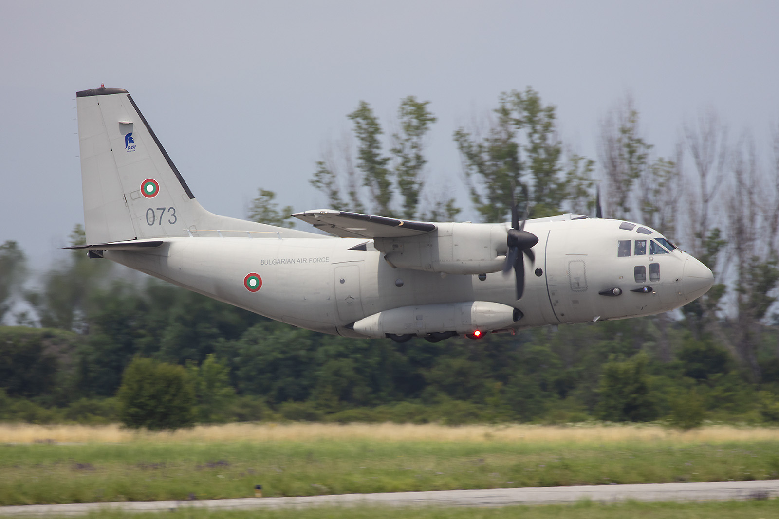 Die C-27J Spartan im tiefen Abflug.