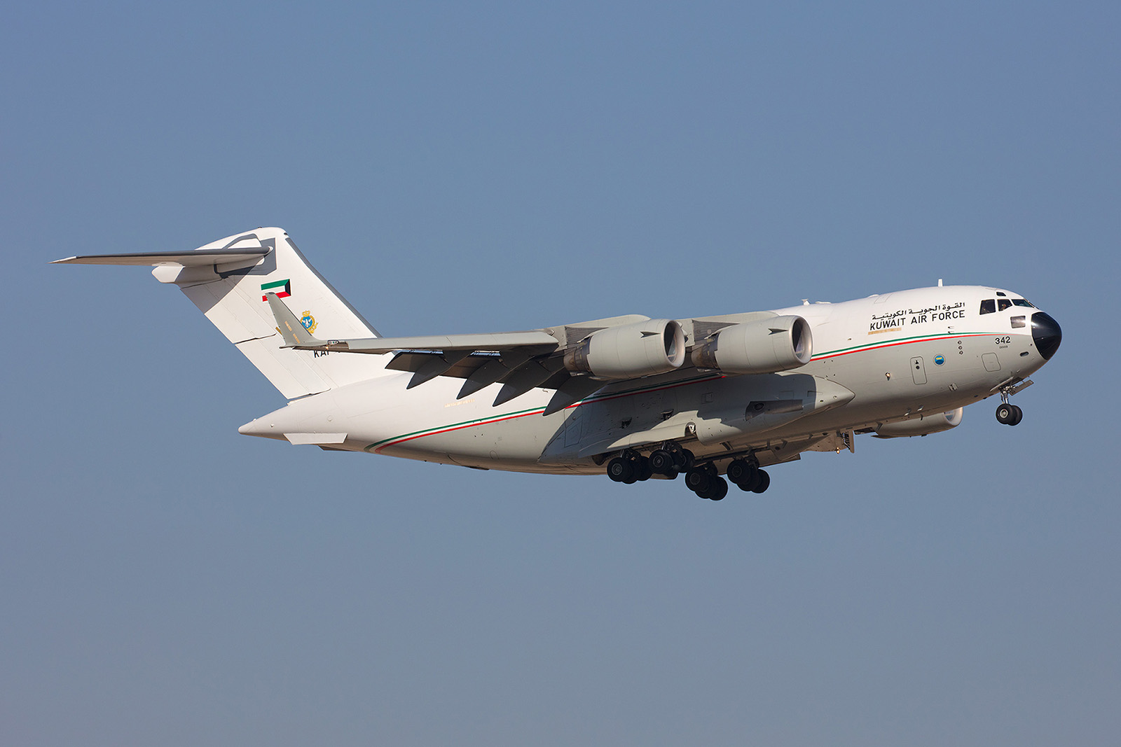 Eine der zwei Boeing C-17 der KAF landet nach einer Mission.