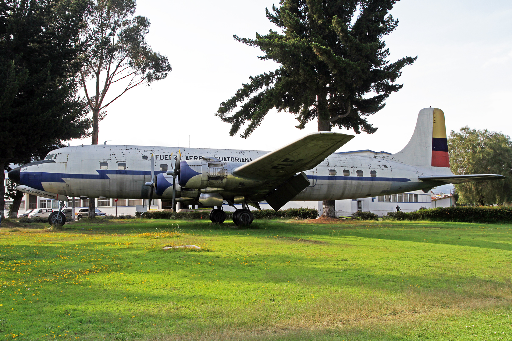 Fuerza Aérea Ecuatoriana Douglas DC-6B Cloudmaster FAE-44691