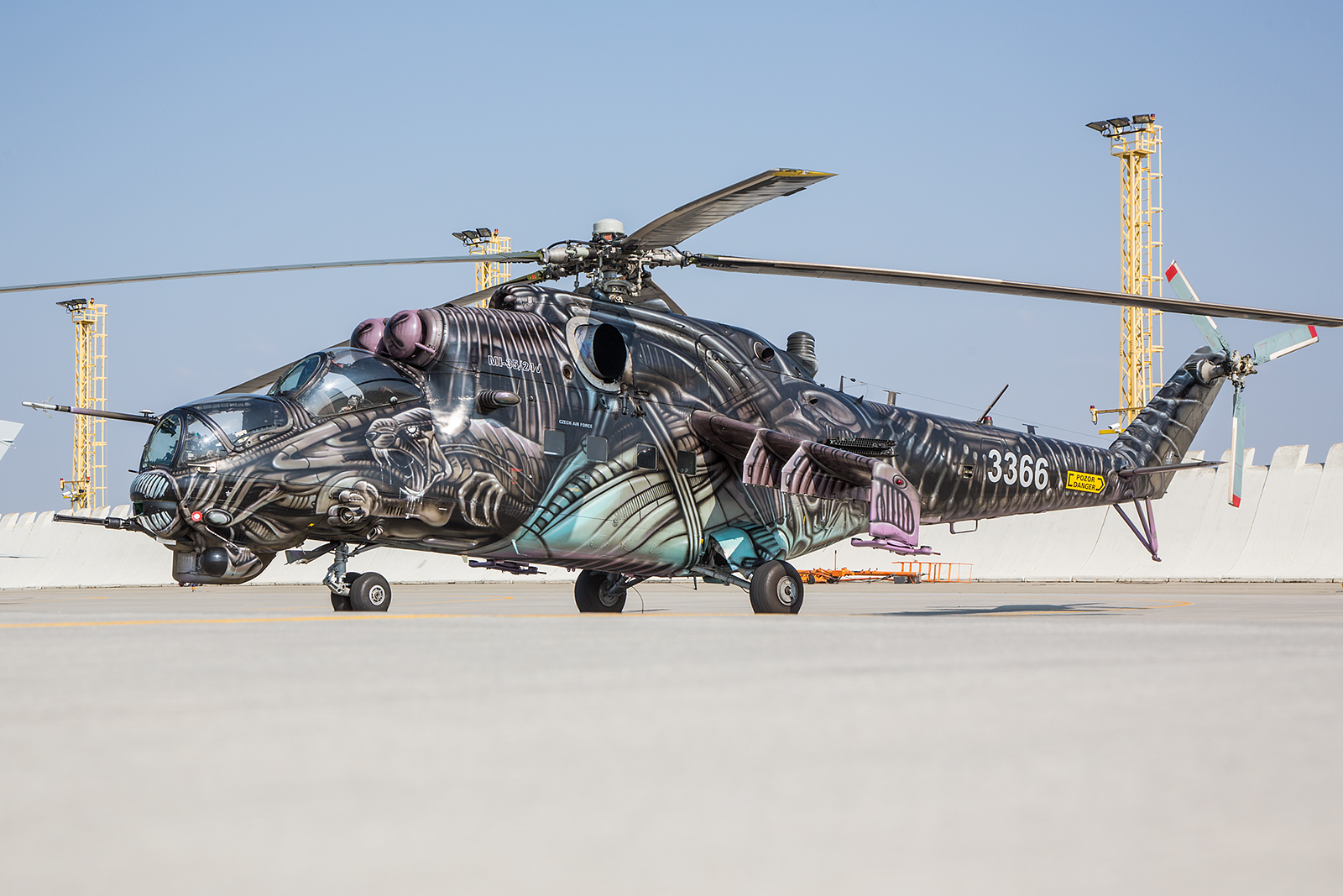 Der "Tiger" auf der Rampe. Die Hinds in Namest sind mittlerweile alle auf dem Mi-35-Standard.