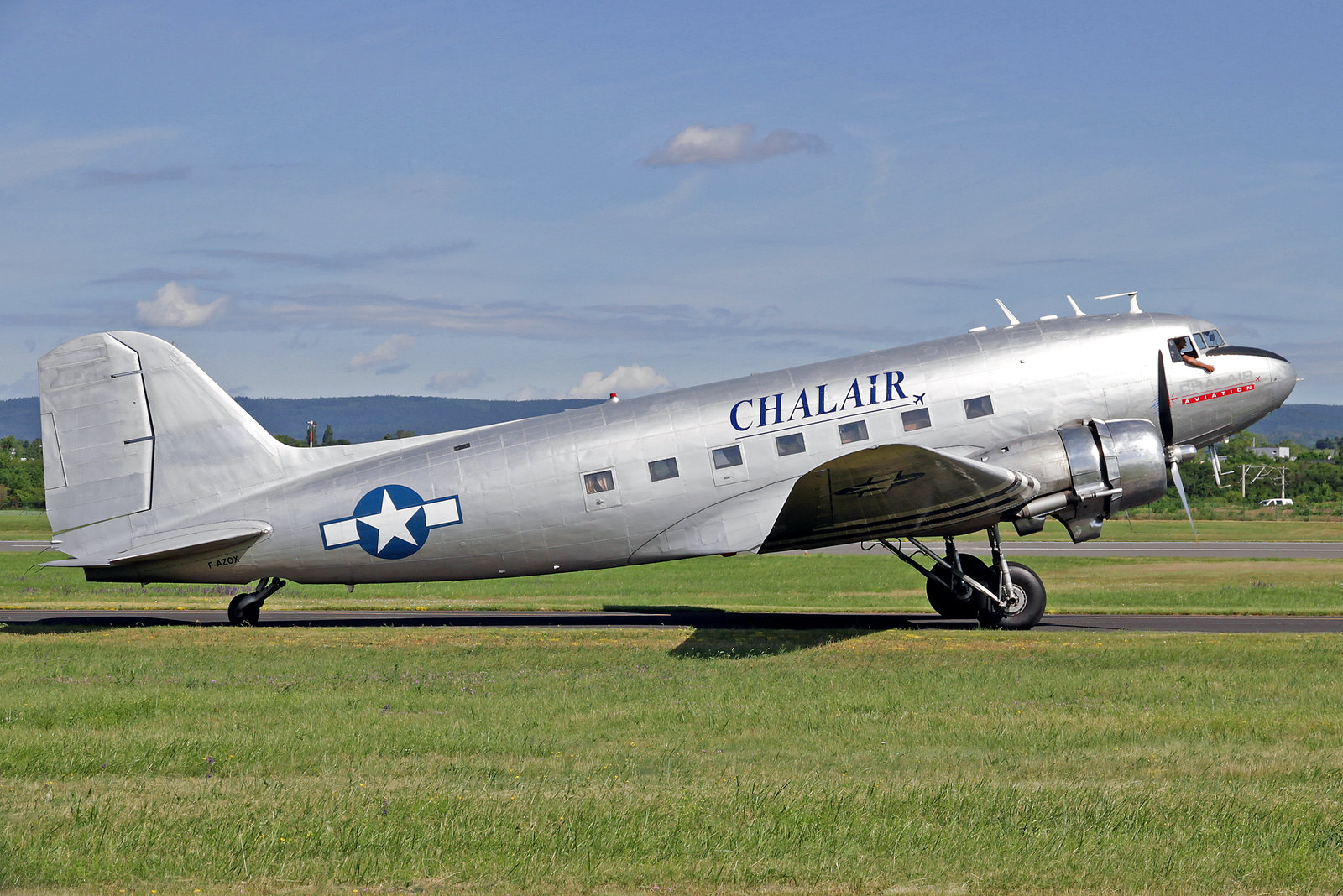 F-AZOX - Chalair Aviation Douglas CC-129 Dakota. Gebaut wurde diese Maschine ursprünglich als Dakota IV (cn 33352) mit der Kennung KN655 für die Royal Air Force. Danach diente sie in der Royal Canadian Air Force als CC129 mit der Kennung 12965.