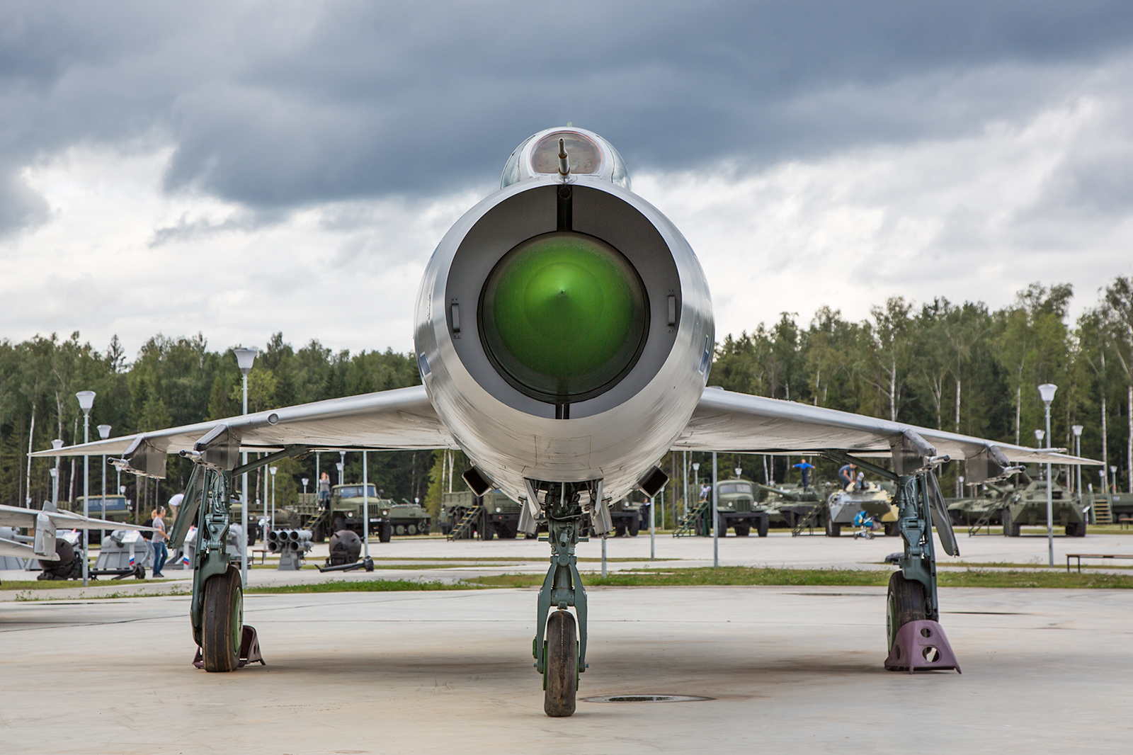 Frontansicht einer MiG-21, dem am häufigsten genutzten Einsatzmuster der Statten des Warschauer Paktes. 