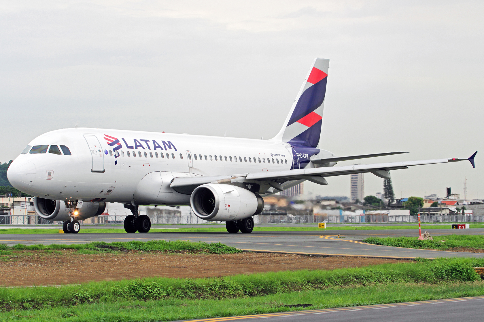 LATAM Airlines Ecuador Airbus A319-132 HC-CPZ - Die erste Maschine der LATAM Airlines Ecuador in den neuen Farben.