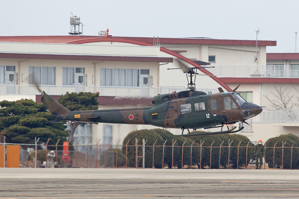 Auch in Japan ist der UH-1 noch das alltägliche Arbeitspferd.