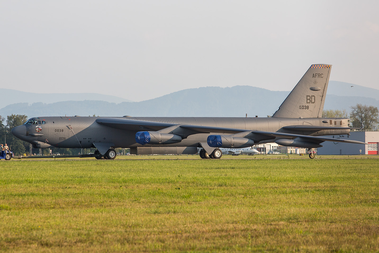 Towing the Buff, am Vorabend der Show wird die B-52 an ihre Abstellposition gebracht.