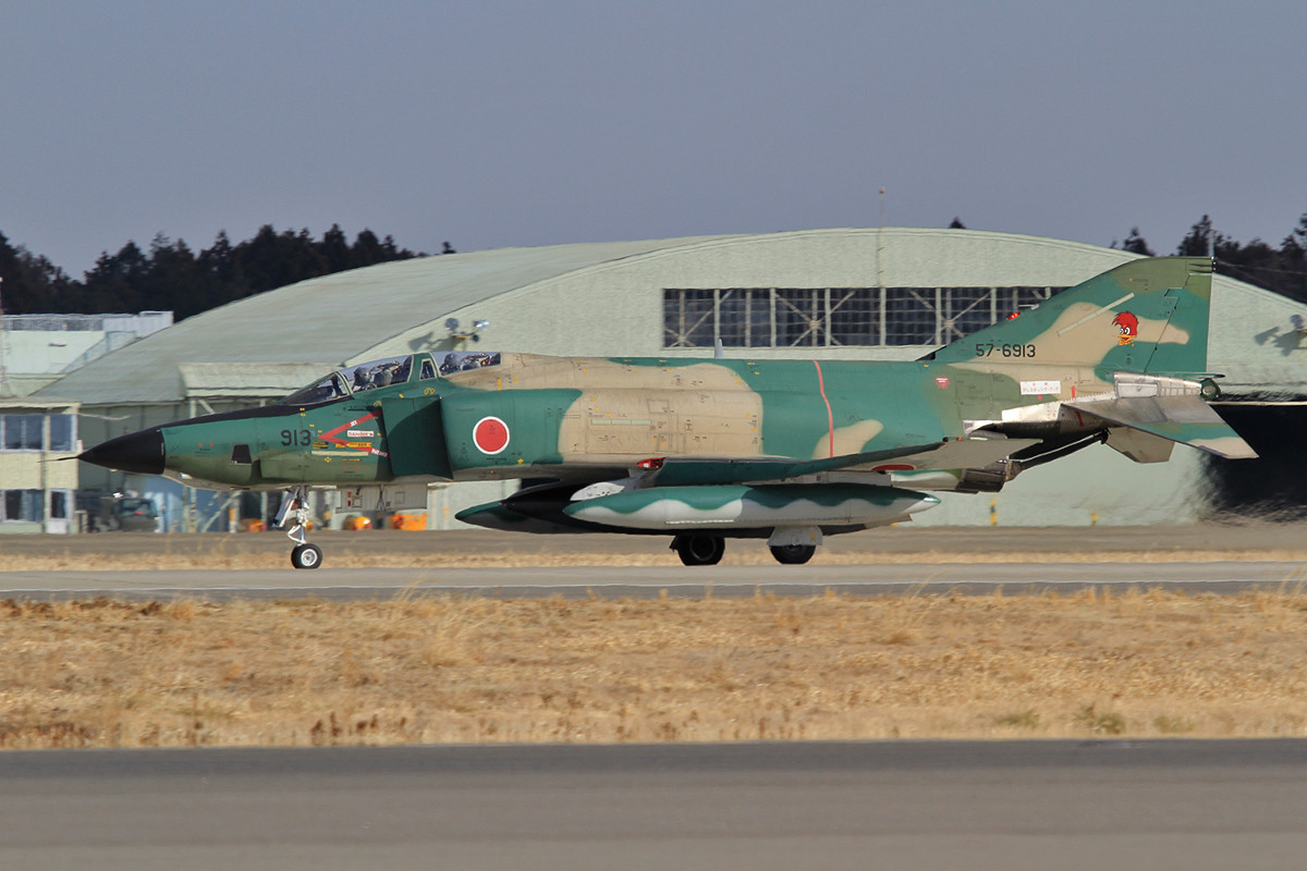 Eine der RF-4EJ bei der Landung.