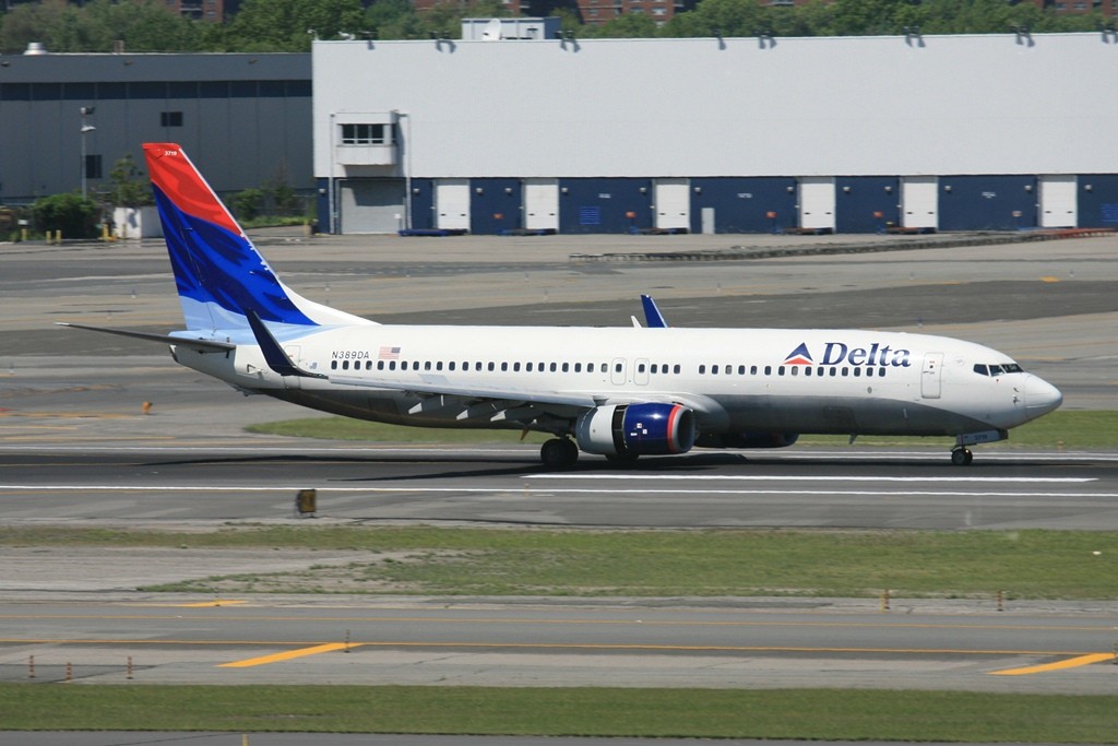 Delta Boeing 737-800 durch die Scheiben des Terminal 5.