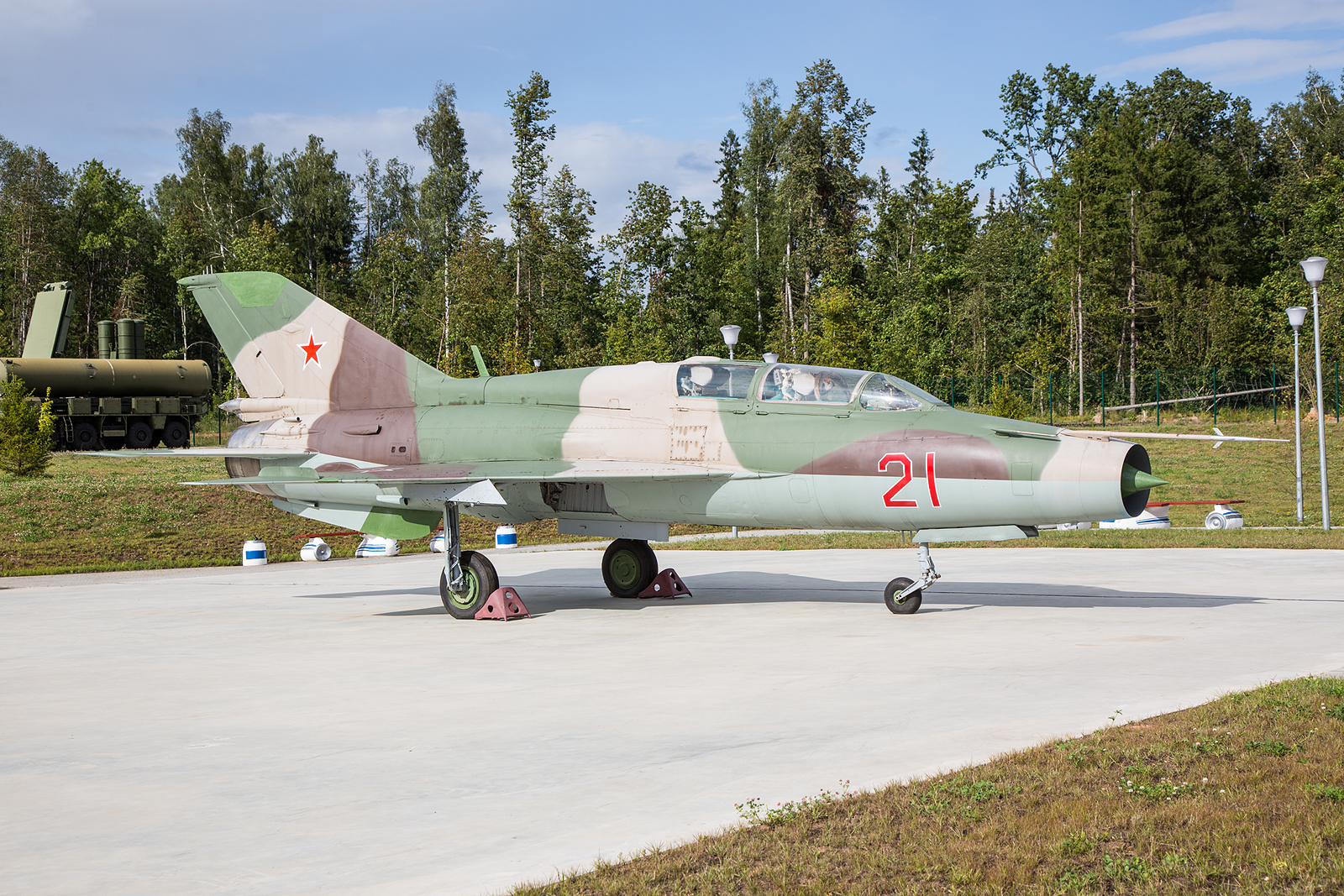 Die MiG21UM  auf Basis des einsitzigen Kampfflugzeuges MiG-21M.