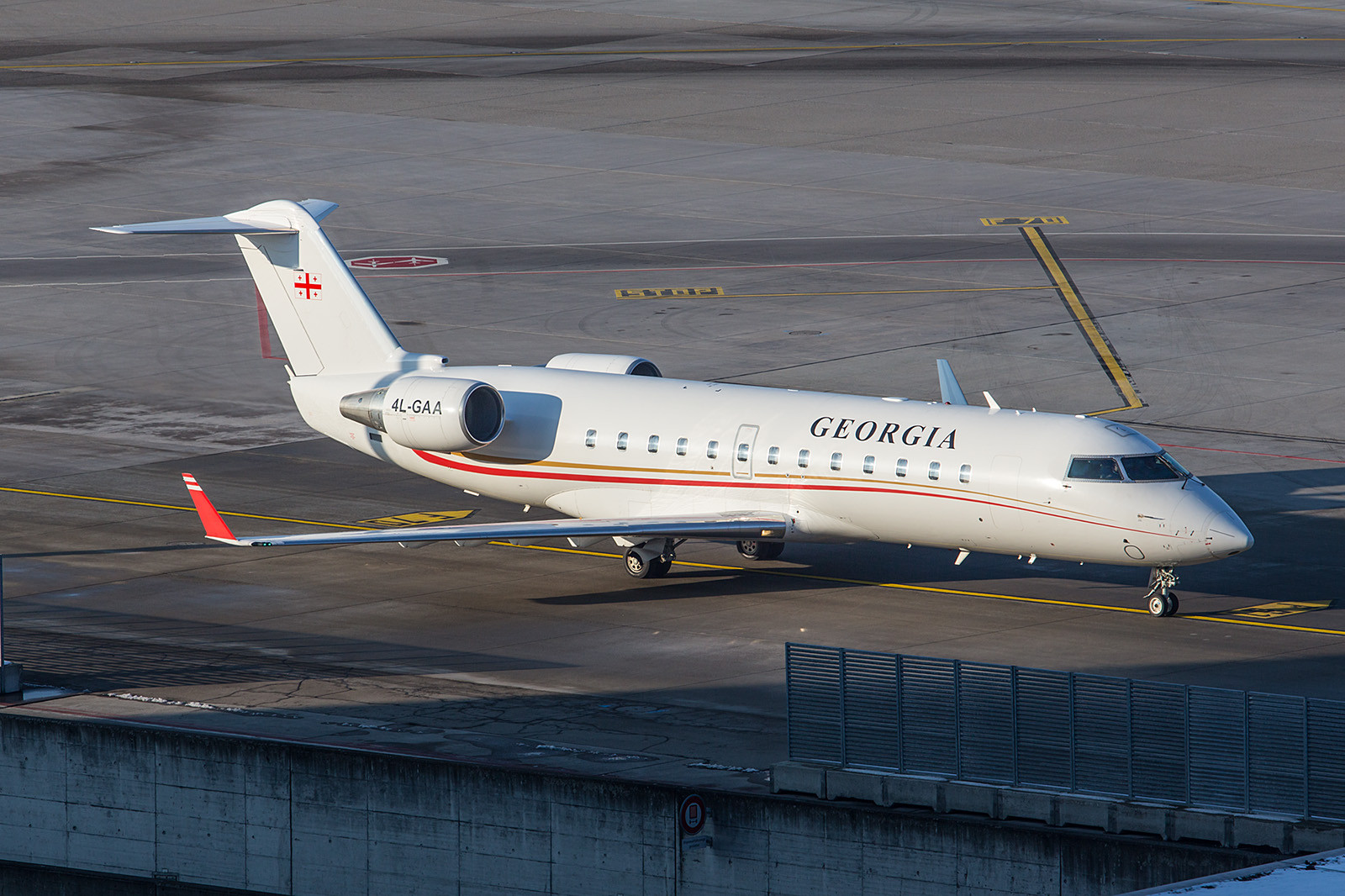 Die Delegation aus Georgien nutzte diesen CRJ-200 der Airzena