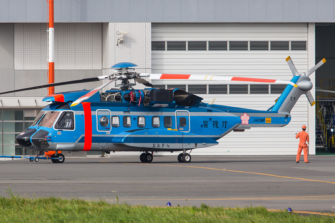 Nicht ganz der größte Hubschrauber in der Flotte des MPD ist die JA02MP, eine Sikorsky S-92. Die JA01MP, eine EH-101 Merlin stand bei unserem Besuch leider nicht am Platz.