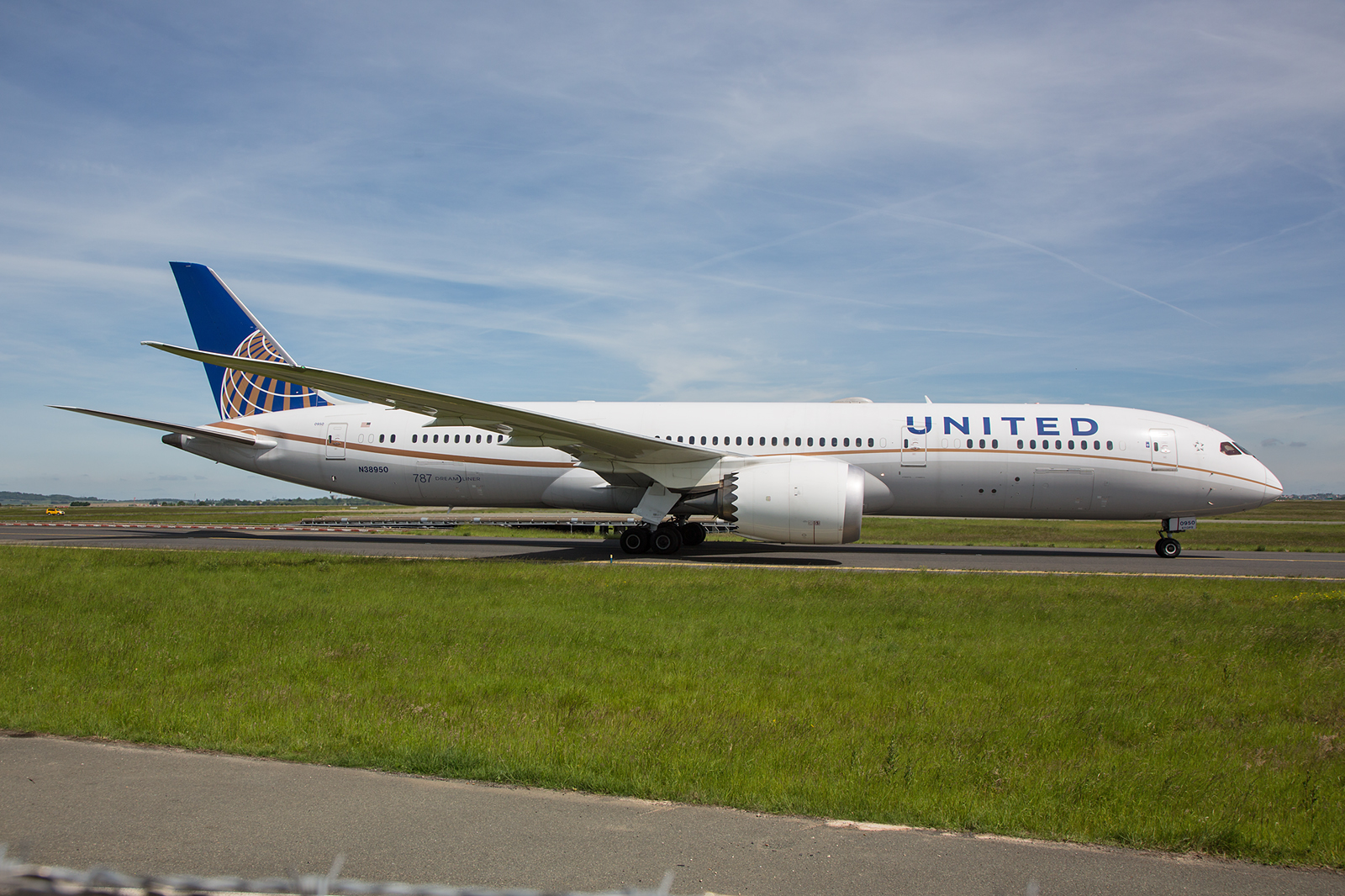 United Airlines mit einem ihrer Dreamliner im Fotopunkt bei Meteo France.